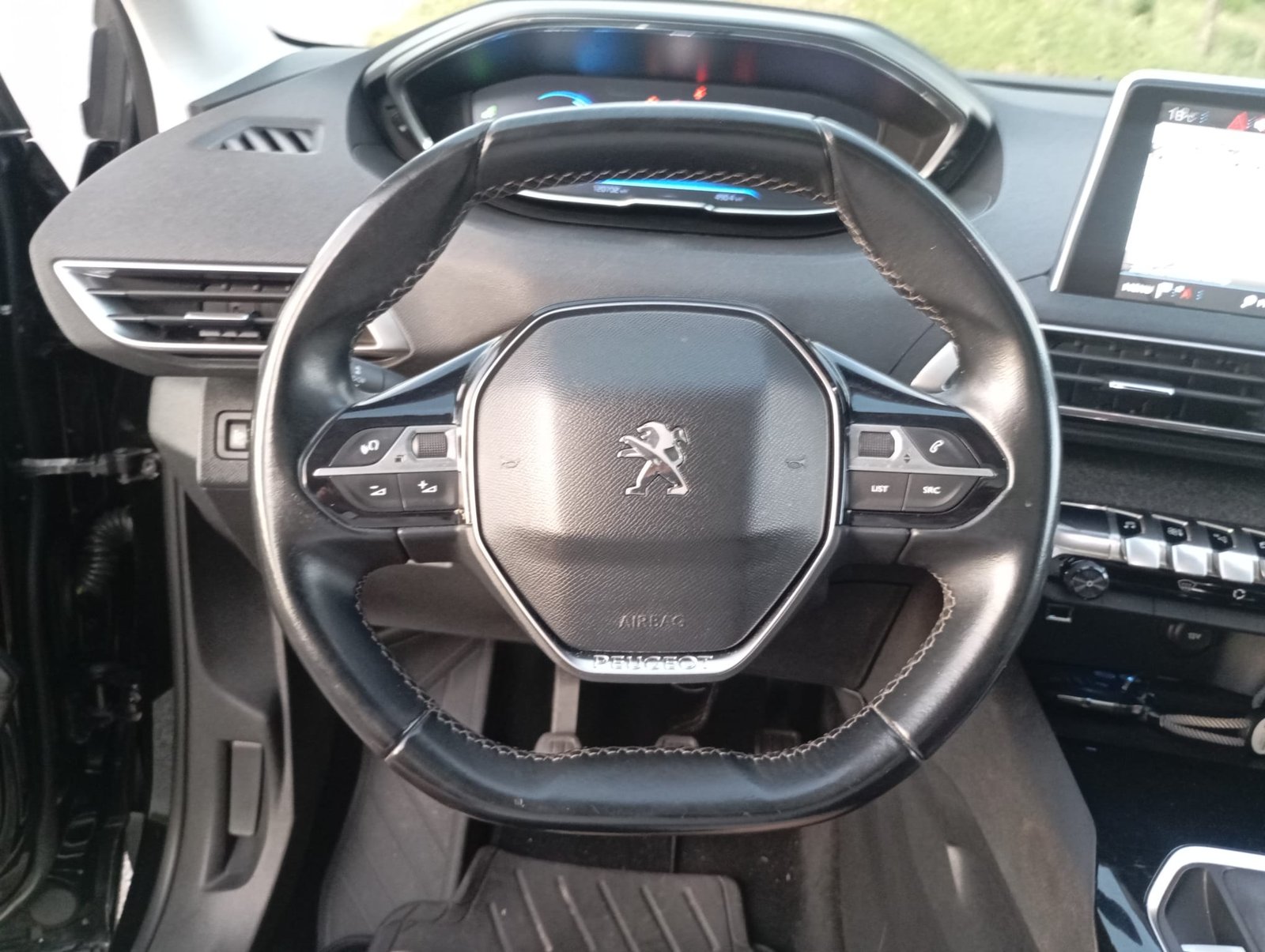 
								Peugeot 3008 full									