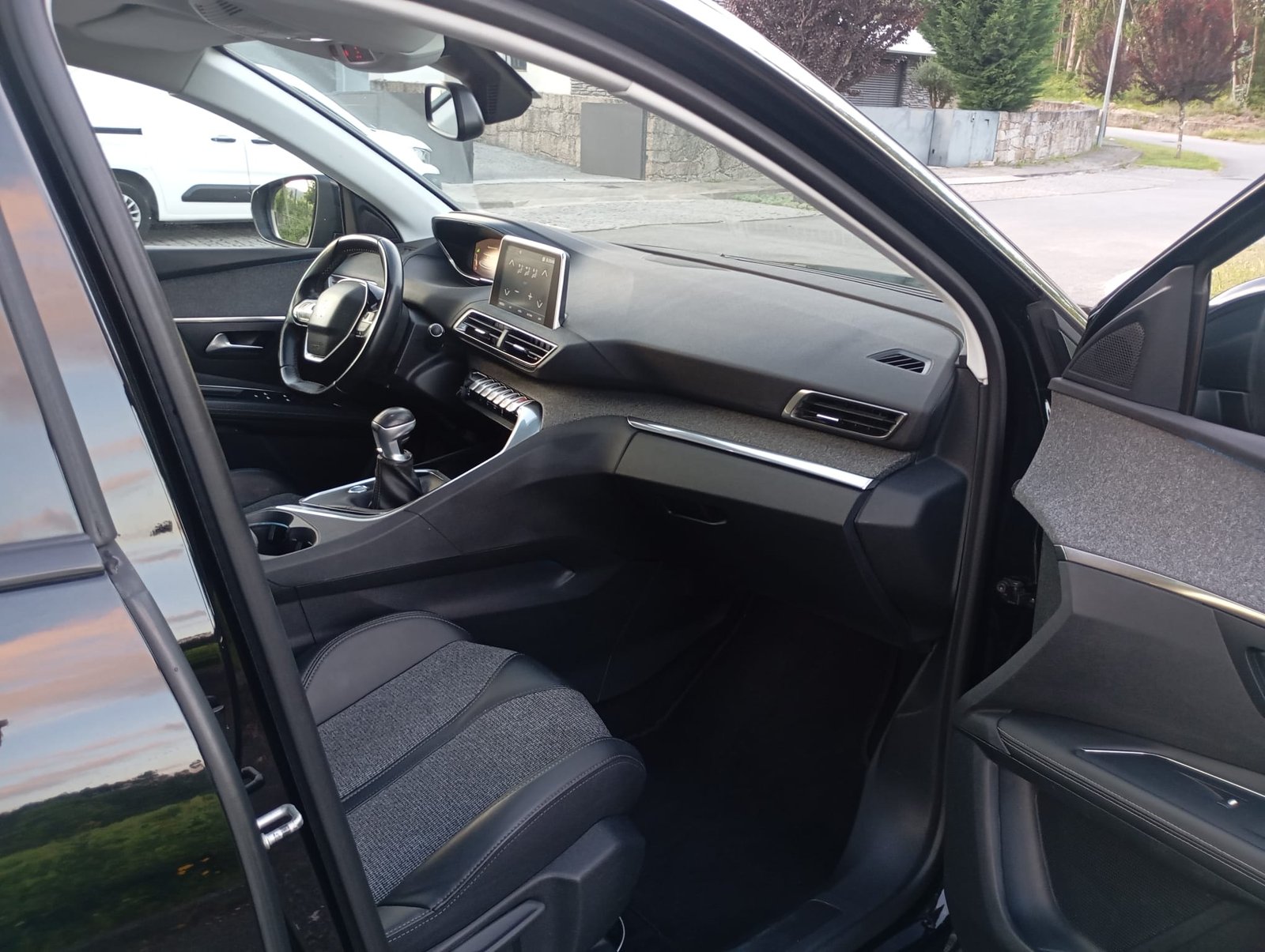 
								Peugeot 3008 full									